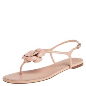 مملوكة مسبقًا Chanel Beige Leather Camellia Thong Flat Sandals Size 42