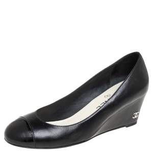 Pre Owned حذاء كعب عالي شانيل جلد أسود وجلد لامع غطاء مقدمة مقاس 37.5