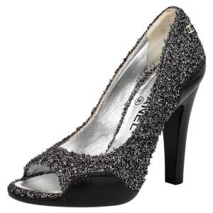 مملوكة مسبقًا Chanel Silver Black/Silver Lurex Fabric And Leather CC Peep Toe Pumps Size 36