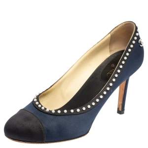 مملوكة مسبقًا Chanel Navy Blue/Black Satin CC Pearl Embellished Pumps Size 38.5