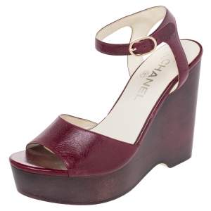 مملوكة مسبقًا Chanel Burgundy Leather Platform CC Wood Wedge Sandals Size 37