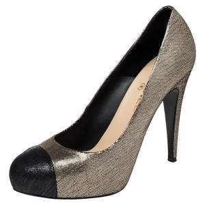 مملوكة مسبقًا Chanel Light Gold/Black Textured Suede CC Round Toe Pumps Size 40.5