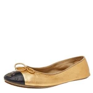 Pre Owned حذاء باليرينا فلات شانيل جلد أسود/ذهبي ميتاليك مقدمة سوداء مزينة شعار الماركة سي سي مزين فيونكة مقاس 36