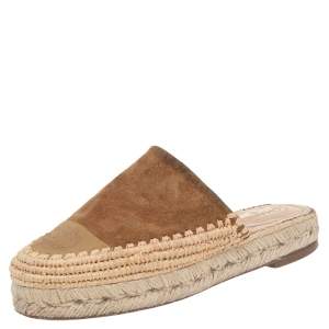 مملوكة مسبقًا Chanel Brown/Beige Suede And Raffia CC Cap Toe Espadrille Mules Size 36