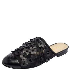 مملوكة مسبقًا Chanel Black Camellia Applique Mesh and Leather CC Cap-Toe Mules Size 40.5