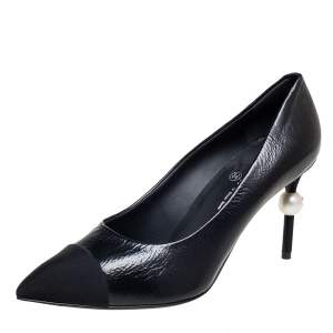 مملوكة مسبقًا Chanel Black Leather and Fabric Faux Pearl Cap-Toe Pointed-Toe Pumps Size 38.5