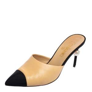 مملوكة مسبقًا Chanel Beige/Black Leather and Canvas CC Faux Pearl Embellished Heel Slip On Mules Size 38.5