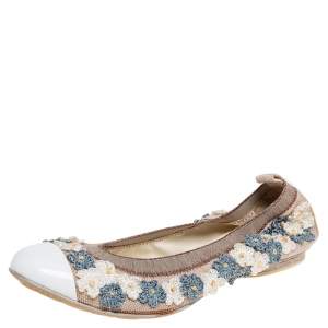 Pre Owned Chanel White Flower Embellished Mesh Fabric and Patent Leather Cap-Toe Scrunch Ballet Flats Size 40