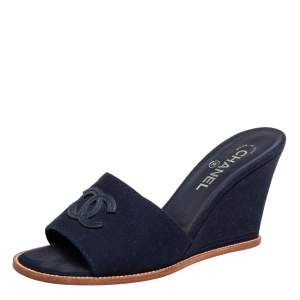 مملوكة مسبقًا Chanel Navy Blue Canvas CC Wedge Slides Size 40