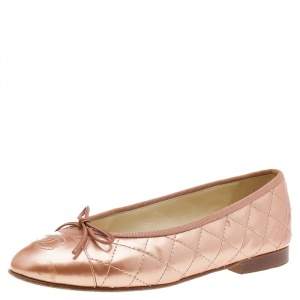 مملوكة مسبقًا Chanel Metallic Peach Quilted Patent Leather CC Cap Toe Bow Ballet Flats Size 37