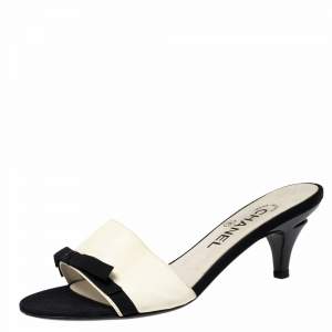 مملوكة مسبقًا Chanel Cream/Black Leather and Fabric Bow Open-Toe Slide Sandals Size 38.5