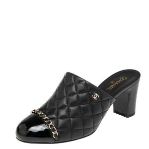 Pre Owned حذاء سلايد شانيل جلد مبطن لامع أسود مقدمة سوداء مزين سلسلة مقاس 38