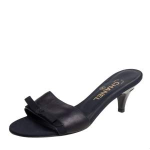 مملوكة مسبقًا Chanel Black Leather And Fabric CC Bow Open Toe Slide Sandals Size 38.5