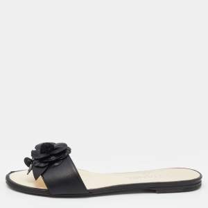 مملوكة مسبقًا Chanel Black Leather Camellia Slide Flat Sandals Size 37.5