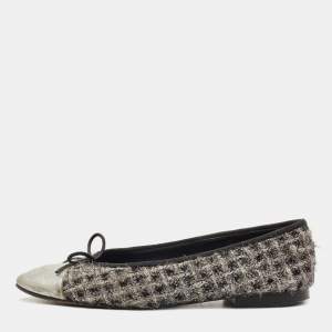 Pre Owned Chanel Two Tone Tweed and Leather CC Cap Toe Bow Ballet Flats Size 39