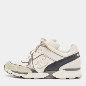 مملوكة مسبقًا Chanel White/Grey Fabric and Suede CC Low Top Sneakers Size 40.5