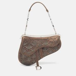 مملوكة مسبقًا Dior Saddle Beads Embellished Dark Beige Satin Chain Clutch