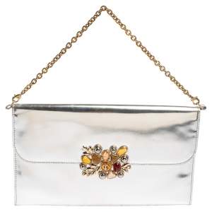 مملوكة مسبقًا Dior Silver Patent Leather Flap Embellished Chain Clutch