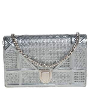 مملوكة مسبقًا Dior Metallic Silver Micro Cannage Patent Leather Mini Diorama Chain Clutch