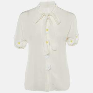 مملوكة مسبقًا بلوزة دولتشي آند غابانا حرير أبيض مائل للاصفرار مزينة بأزهار ديزي مقاس متوسط - ميديوم