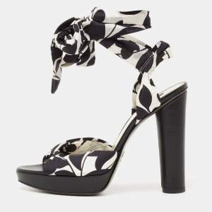 مملوكة مسبقًا صندل دولتشي آند غابانا  قماش مطبوع أسود / أبيض بنعل سميك وحزام كاحل مقاس 41