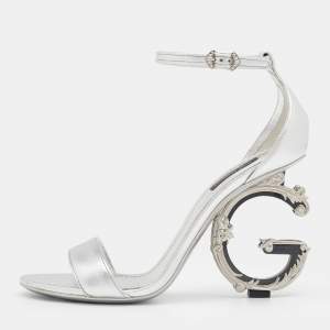 مملوكة مسبقًا Dolce & Gabbana Silver Leather Keira Baroque DG Heel Ankle Strap Sandals Size 40