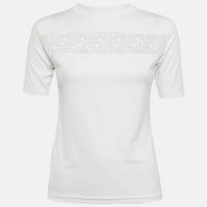 مملوكة مسبقًا بلوزة فندي قصيرة من الجيرسيه بياقة من الدانتيل بالأبجدية بيضاء مقاس صغير