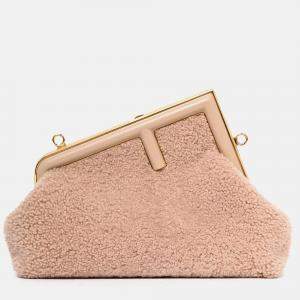 مملوكة مسبقًا Fendi Pink Shearling Small First Clutch with Strap