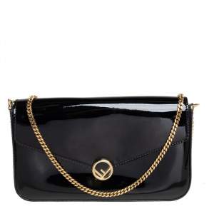 مملوكة مسبقًا محفظة بسلسلة فندي جلد لامع أسود مزينة حرف أف