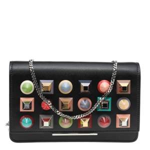 مملوكة مسبقًا محفظة بسلسلة فندي جلد أسود مرصعة أشكال قوس قزح 