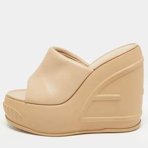 مملوكة مسبقًا Fendi Fashion Show Size 39 Beige Leather Wedge Sandals