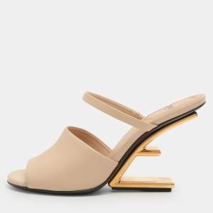 Pre Owned صندل فندي فيرست جلد بيج مفتوح من الأمام مقاس 38