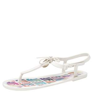 مملوكة مسبقًا Fendi White Rubber Logo Charm Sunny Thong Flat Sandals Size 40