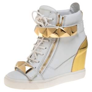 Pre Owned Giuseppe Zanotti White/Gold Leather Gold Pyramid Studded Sneaker Size 38.5