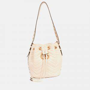 Pre Owned حقيبة غوتشي دلو جلد أبيض متوسط GG مارمونت مع حزام