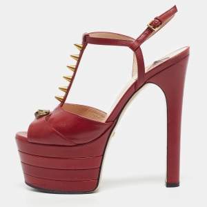 مملوكة مسبقًا صندل غووتشي سيور كاحل منصة مكلل بجلد أحمر مرصع مقاس 38.5