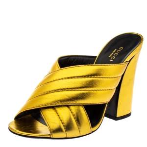مملوكة مسبقًا Gucci Metallic Gold Leather Webby Slide Sandals Size 39.5