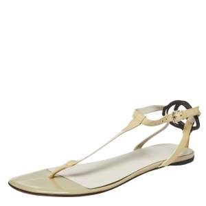 مملوكة مسبقًا Gucci Cream Patent Leather T Strap Flat Thong Sandals Size 40
