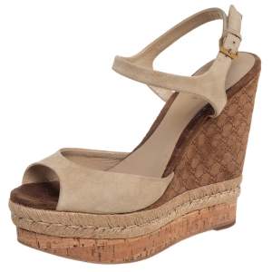 مملوكة مسبقًا Gucci Beige Suede Hollie Wedge Sandals Size 37