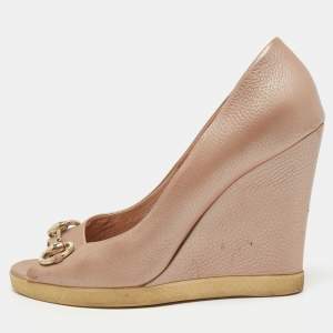 Pre Owned Gucci Metallic Beige Leather Horsebit Peep Toe Wedge Pumps Size 41