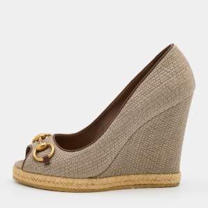مملوكة مسبقًا Gucci Grey/Brown Woven Raffia and Leather Charlotte Horsebit Wedge Pumps Size 38.5