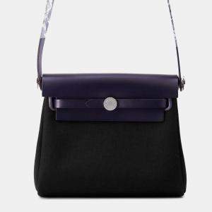 مملوكة مسبقًا حقيبة هيرمس هيرباج زيپ جلد فاش هنتر باللون الأزرق النيلي/الأسود تويل العسكرية حجم ميني