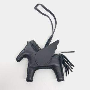 مملوكة مسبقًا Hermes Pegasus Rodeo Black Leather Charm Medium (B)