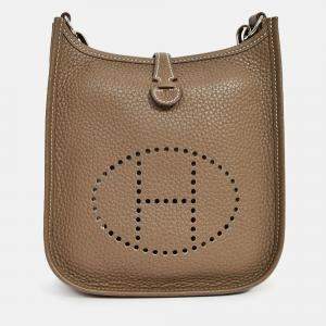 مملوكة مسبقًا Hermes 2018 Taupe Clemence Leather Evelyne TPM