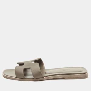مملوكة مسبقًا Hermes Oran Size 37 Etoupe Epsom Leather Flat Slides 