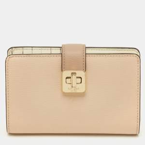 مملوكة مسبقًا محفظة كيت سبيد بف قفل خوخي/أبيض جلد بغطاء طية ثنائية