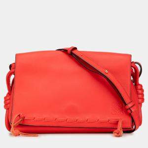 Pre Owned حقيبة لويفي كروس بودي من الجلد الأحمر بتصميم العقدة والدرزات الزخرفية