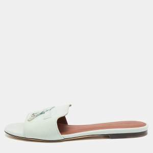 مملوكة مسبقًا صندل فلات سويدي أزرق لورو بيانا مزين دلايات مقاس 38