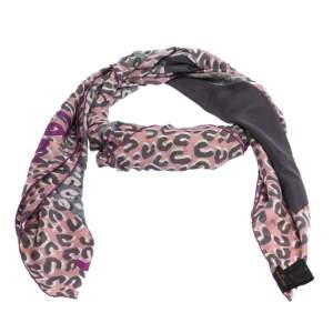 مملوكة مسبقًا Louis Vuitton Grey & Pink Giant V Leopard Print Silk Square Scarf