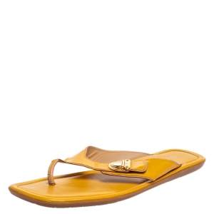 مملوكة مسبقًا صندل فلات إصبع لوي فيتون مزين قفل كبس جلد لامع أصفر مقاس 41